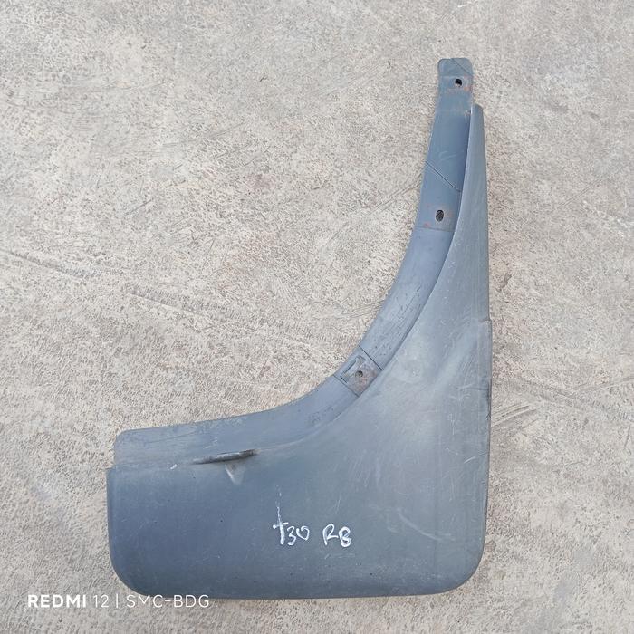 Mudguard penahan lumpur belakang kanan R Nissan Xtrail x-trail t30 ori (minus)