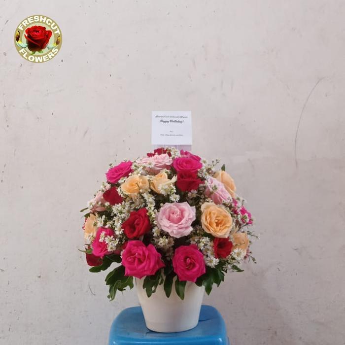 Rangkaian bunga mawar dengan vas keramik bunga mawar asli