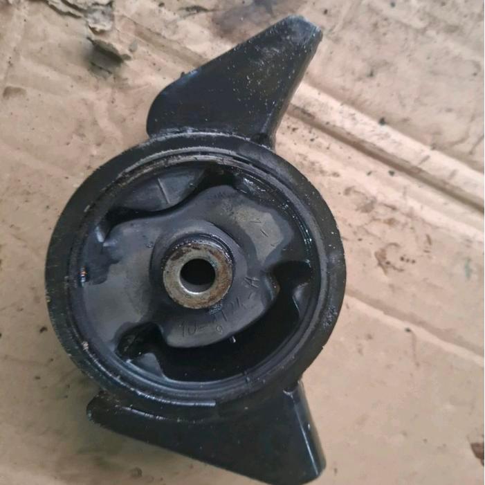 monting dudukan mesin bagian belakang suzuki esteem 1.3 amenity 1.3