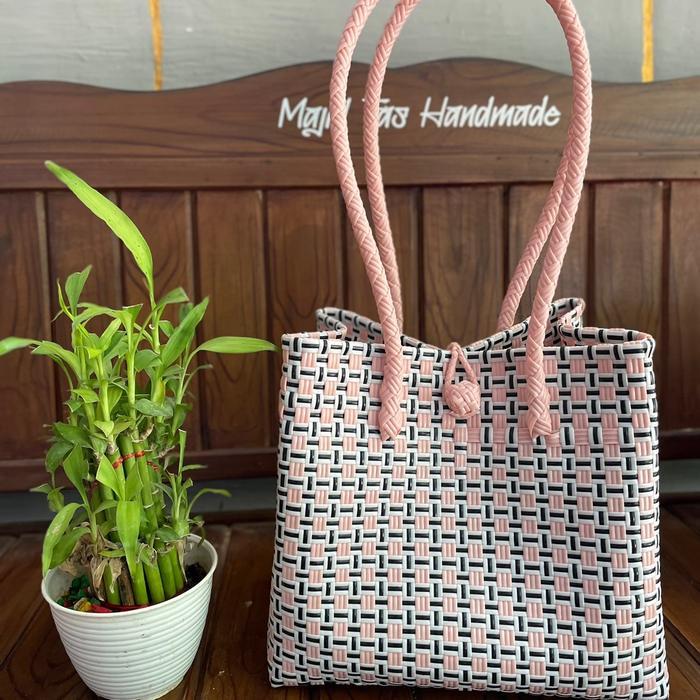 [INCLUDE AKSESORIS] Tas tote anyaman plastik Motif Pink Premium Ready Stok tas wanita