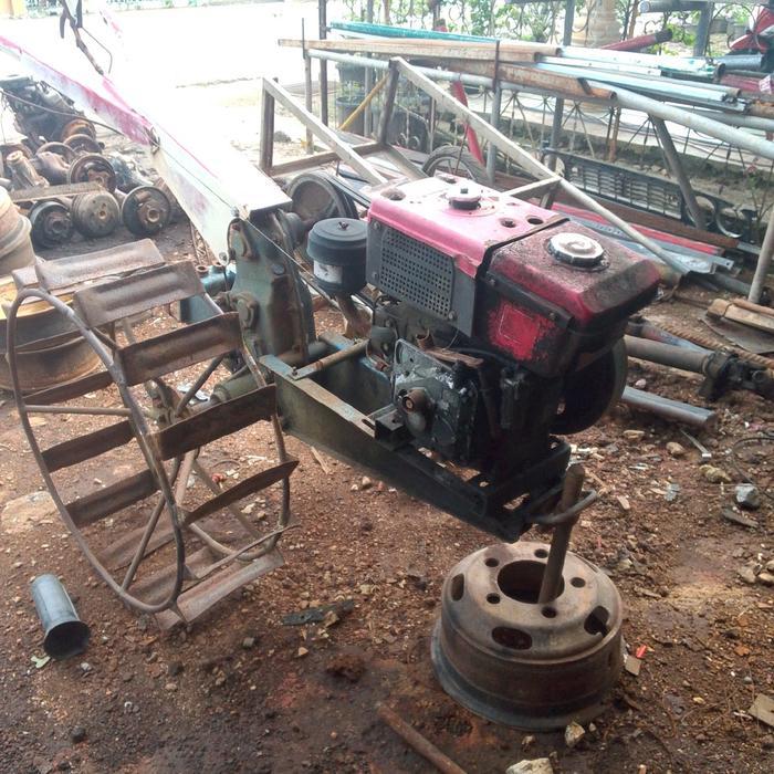 traktor bajak sawah dan kebun.