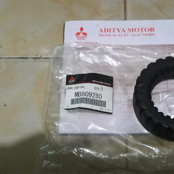 Karet Tatakan Per Shock Breaker Belakang Lancer Cedia Cs3 Cs5 Resmi Mitsubishi 1Pcs original asli or