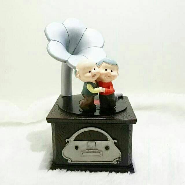 Grandpa Grandma And The Gramophone Money Bank - Celengan Pajangan