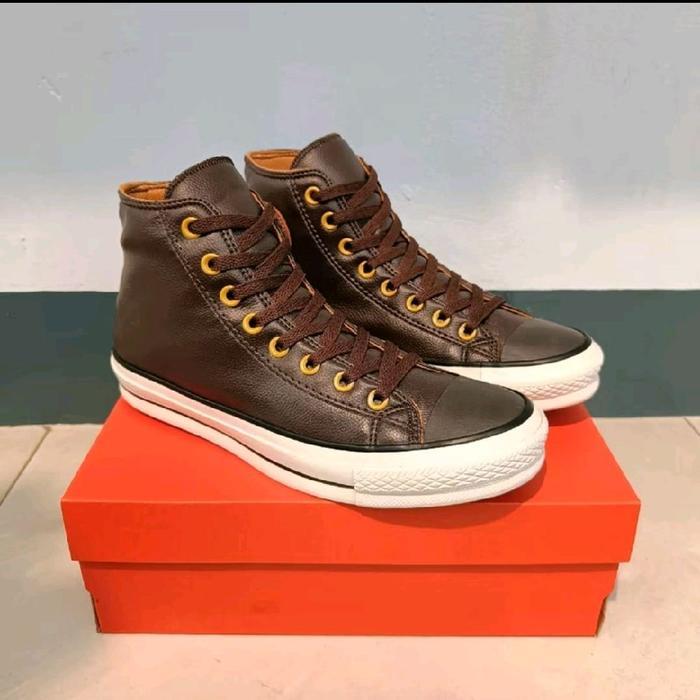 Sepatu senakers kulit boot coklat tua untuk pria dan wanita. Shoes