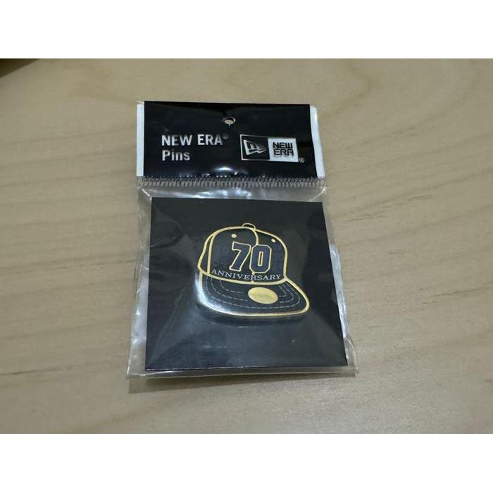 Pin New Era 59Fifty Day 2024 70Th Anniversary Black & Gold Cap Pin 100% Original Resmi