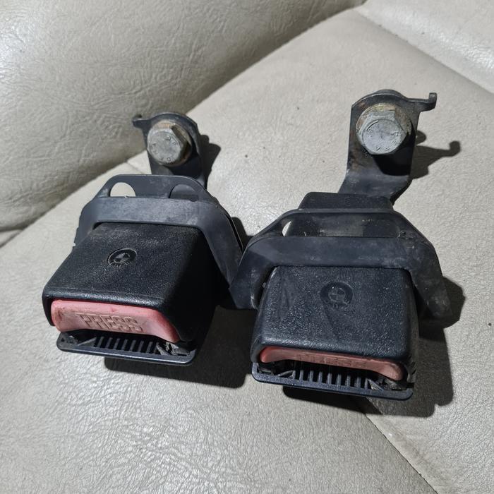 Klip seatbelt belakang bmw e36