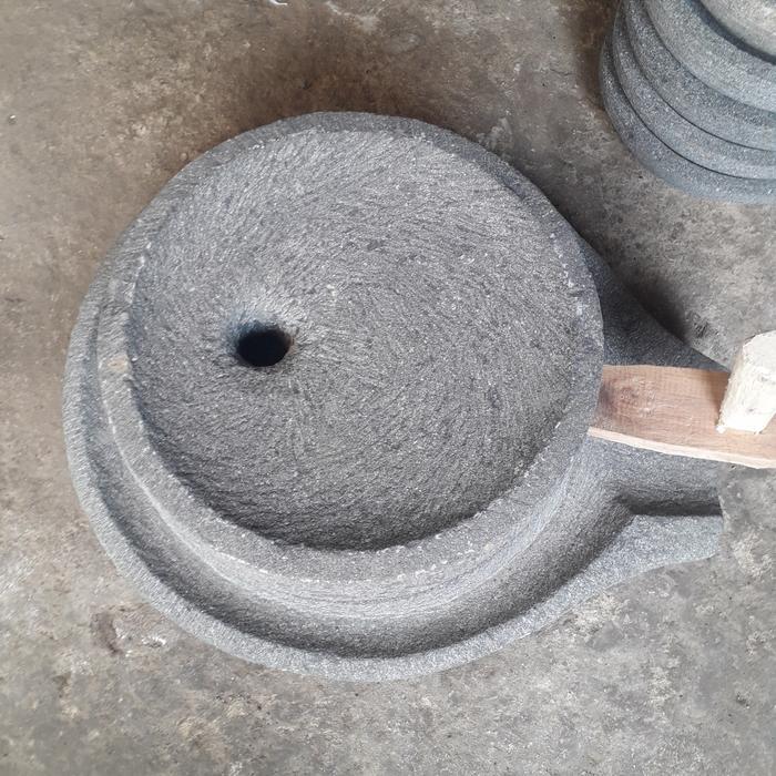 GILINGAN MANUAL UNTUK KACANG KEDELAI TEBUAT DARI BATU PAHATAN %