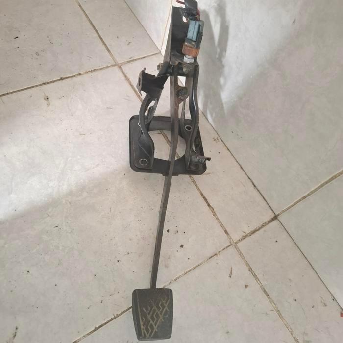 pedal injakan rem corolla gl se salon 84-87