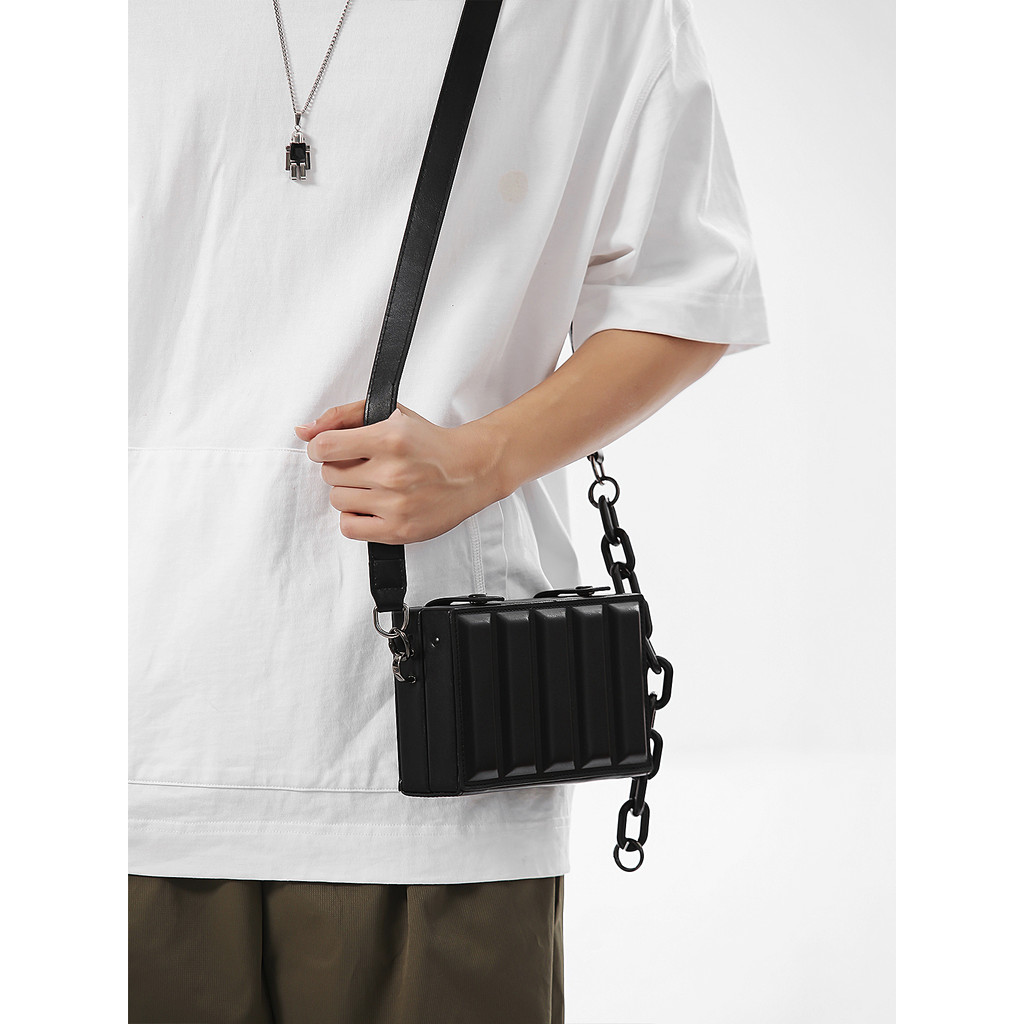 Tren Tas Kotak PU Uniseks Desain Minimalis Tas Selempang Kecil Pria Tas Selempang Rantai Pria 19*5.5