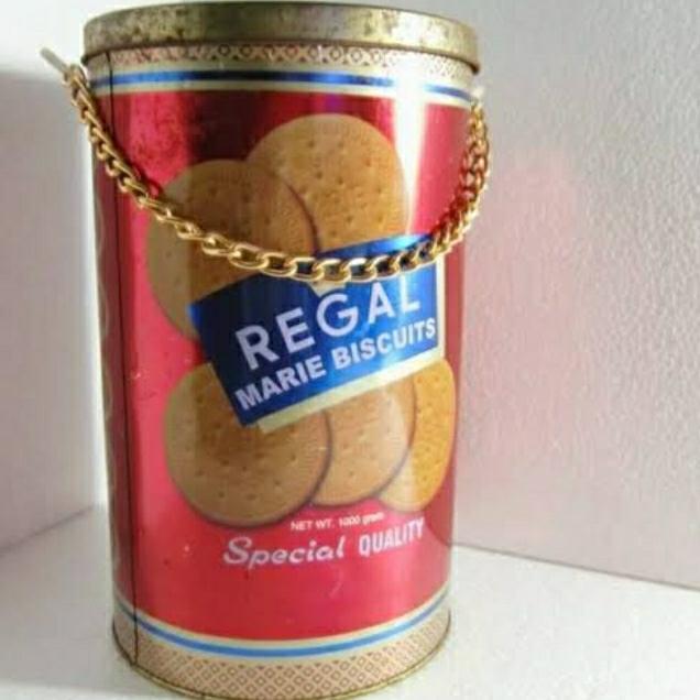 YUMMY marie regal biskuit kaleng 1 kg rantai