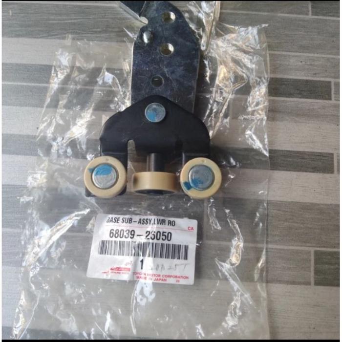 KARET PINTU MOBIL ROLLER PINTU SLIDING BAWAH HIACE COMMUTER ORIGINAL 68039/26050 REL PINTU GESER