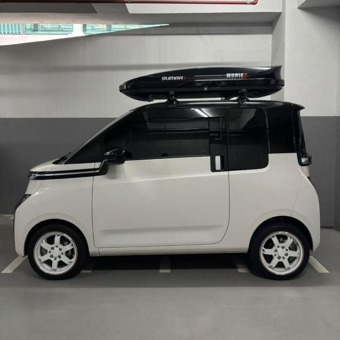 Whale Carrier Roof Box Sumba S Kapasitas 550 L Bukaan Dua Sisi Material ABS Warna Black Glossy & Bla