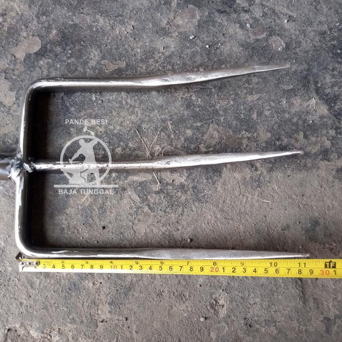 Garpu Tanah / Garpu Injak Tanah Bahan Baja Per Asli Gigi 3 Tebal Anti Patah Tbk