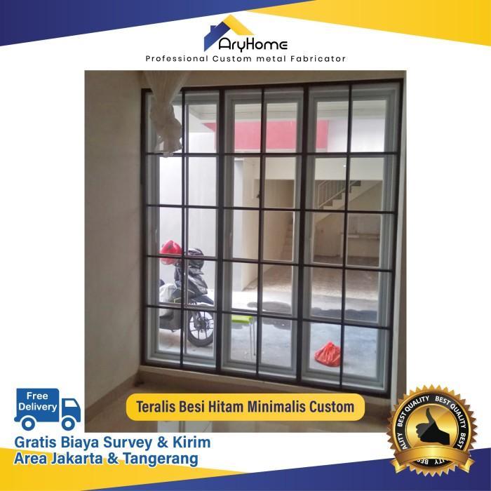 Pintu besi dan atas teralis model minimalis Ibu Nila