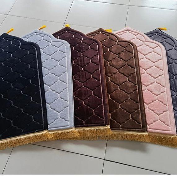 Sajadah Tebal Kubah Polos Warna Scuba Lembut dan Empuk Memiliki Bahan Busa Serat Motif Polos Warna