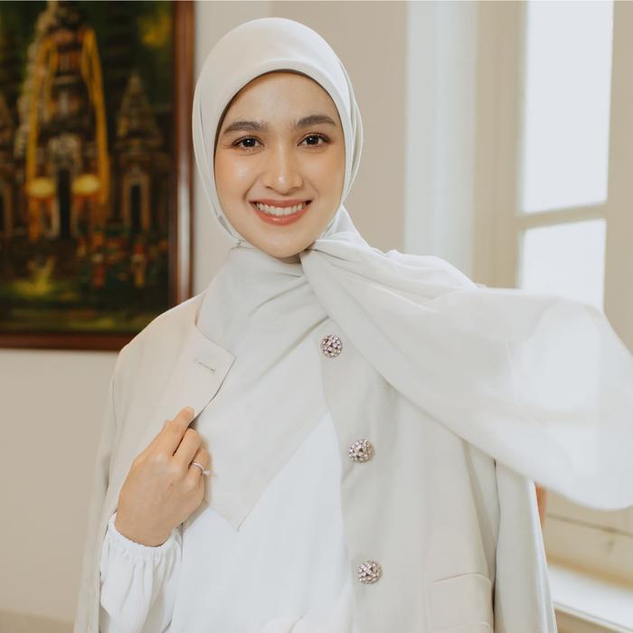 ORIGINAL Lozy Hijab - Voal Signature Lozy X Cut Syifa (Hijab Square Segi empat Voal Unfinished