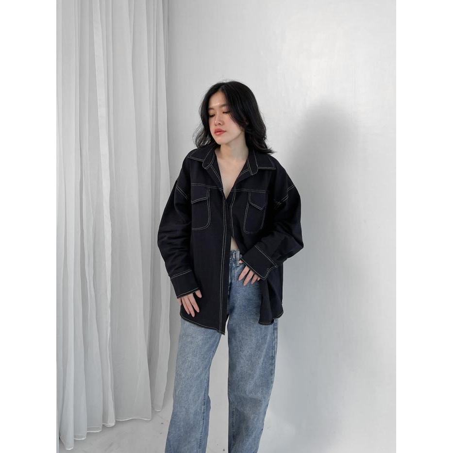 56YTS ALOHA 2103 - Keyla Linen List Overshirt Kemeja Linen Oversize Wanita Crinkle Denim Blue Model