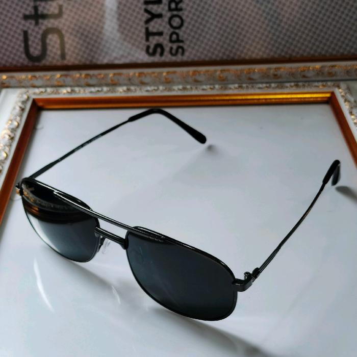 kacamata sunglas hitam pria dan wanita Besi