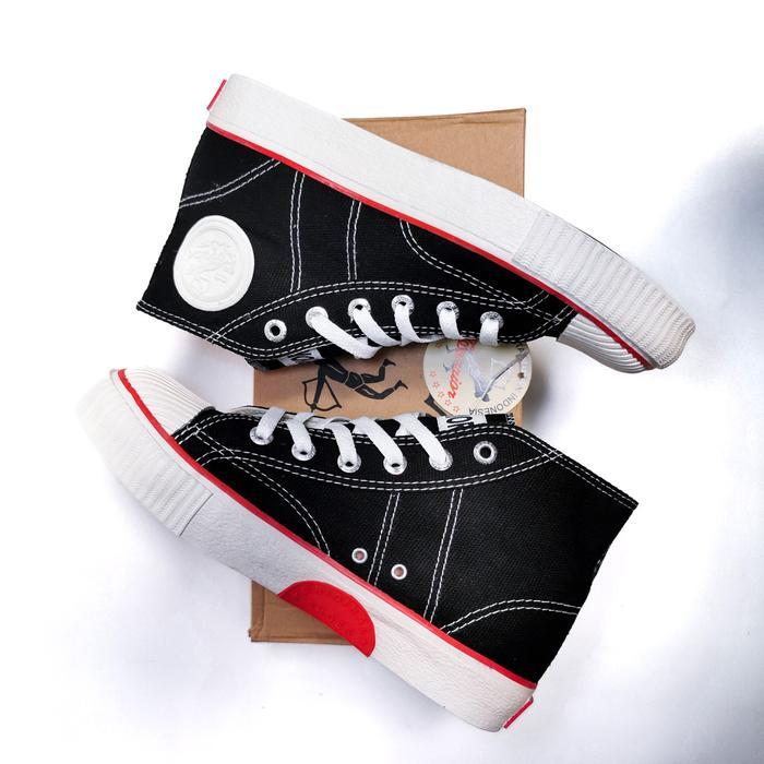 Sepatu Warrior Classic High Black White / Hitam Putih