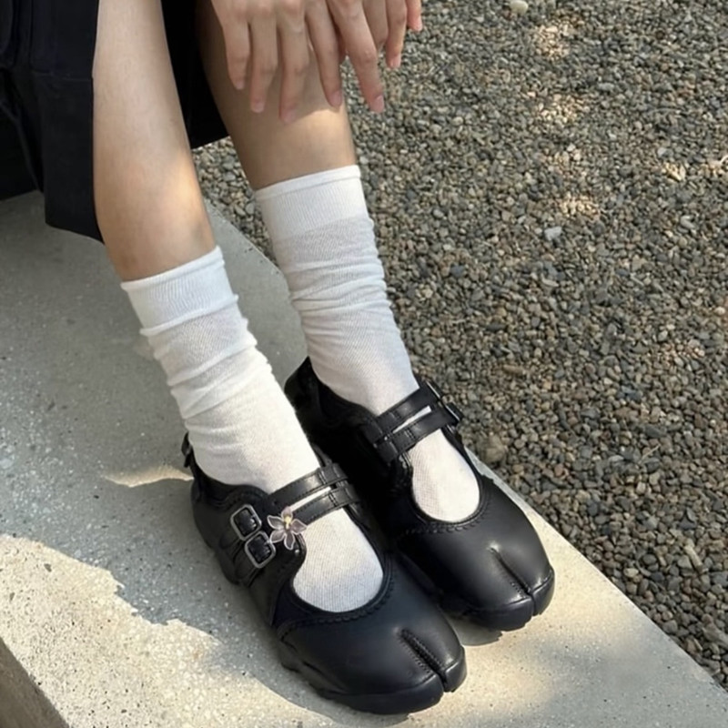 Tabi Shoes New Fashion Belt Buckle Split Toe Shoes Sneakers Ladies Leather Flat Shoes Mary Jane