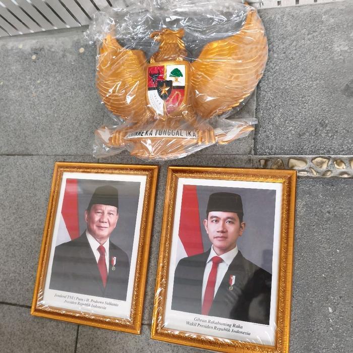 LAMBANG GARUDA PANCASILA PLUS PIGURA PRESIDEN DAN WAKIL