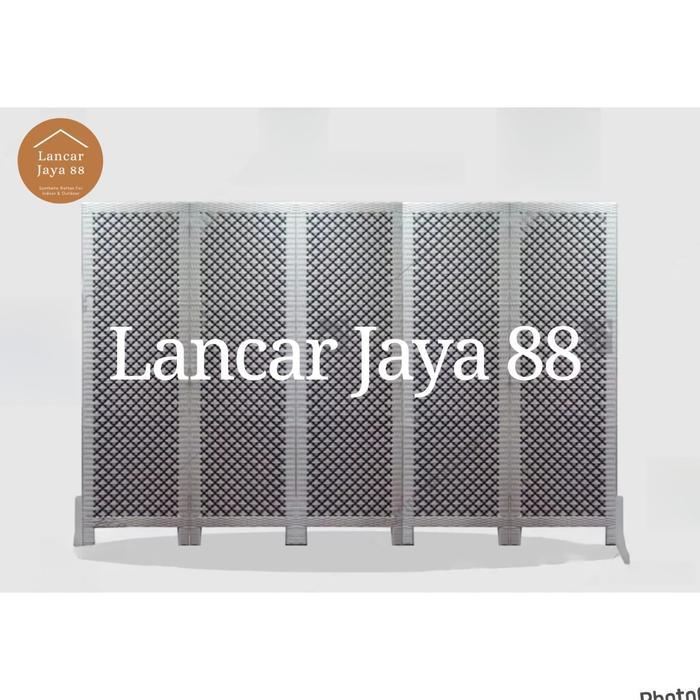 SEKAT RUANGAN ROTAN SINTETIS