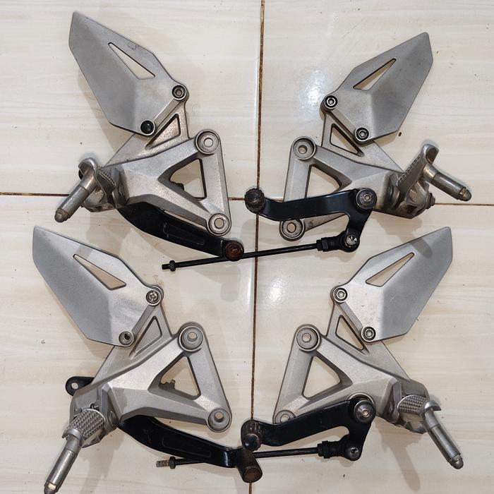 footstep depan honda CBR250RR original