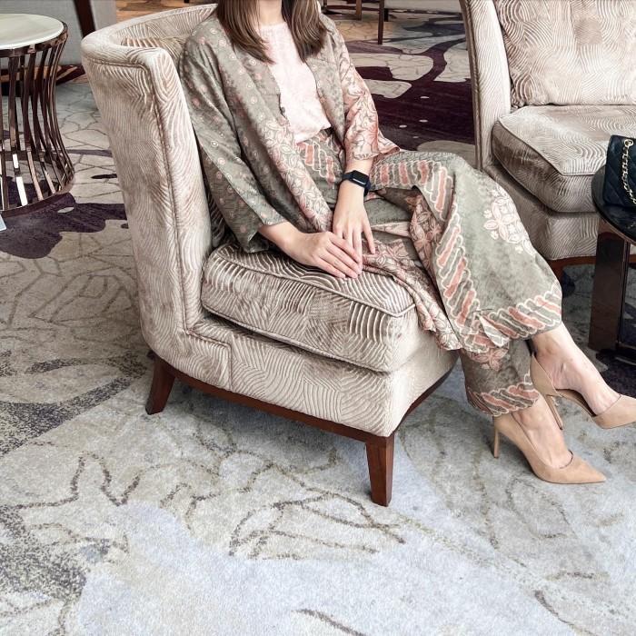 Lausboutique-Outer Set-Seri Ambawang-Oneset Batik Kondangan Wanita Celana Kancing Kulot Panjang