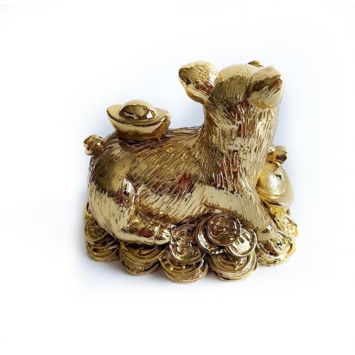 Patung babi warna gold membawa emas lambang keberuntungan