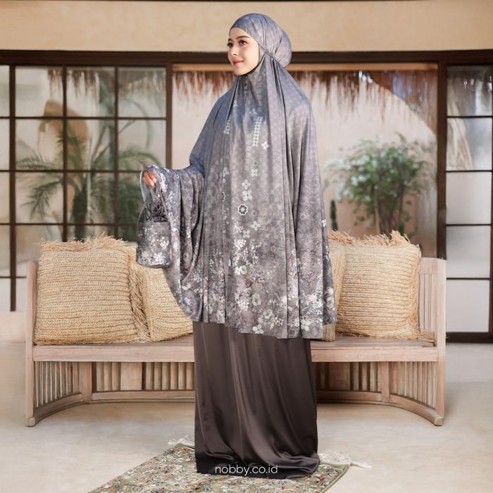 Nobby Rayhana Mukena Dewasa Motif Bunga Bahan Merry Silk Desain Simple Feminim Resleting Depan Tali