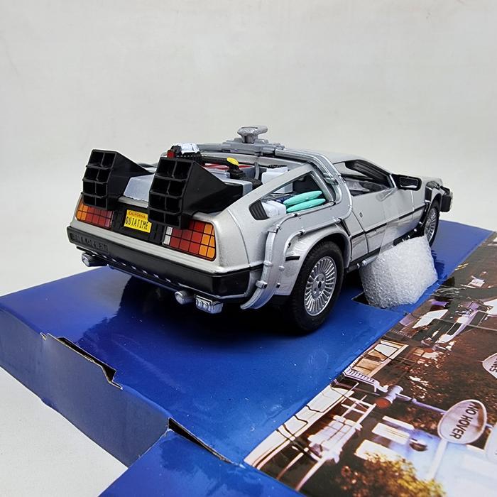 DIECAST DELOREAN TIME MACHINE BACK TO THE FUTURE 2 WELLY 1:24