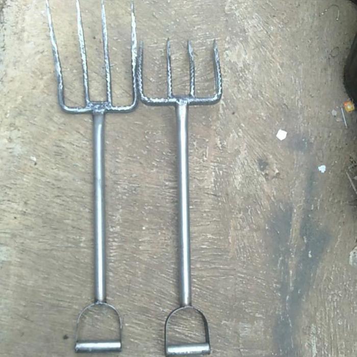 (-) Garpu Baja Alat Pertanian Gali Tanah