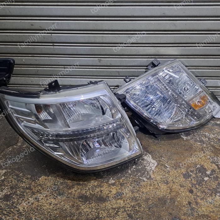Headlamp Nissan Elgrand E51