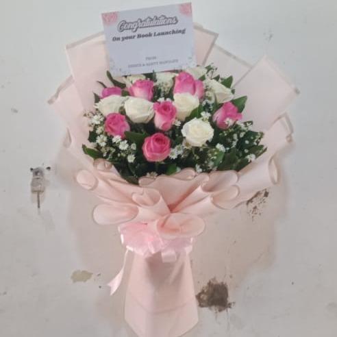 Bunga bucket mawar asli dan bunga mawar pink tua mix bunga mawar putih