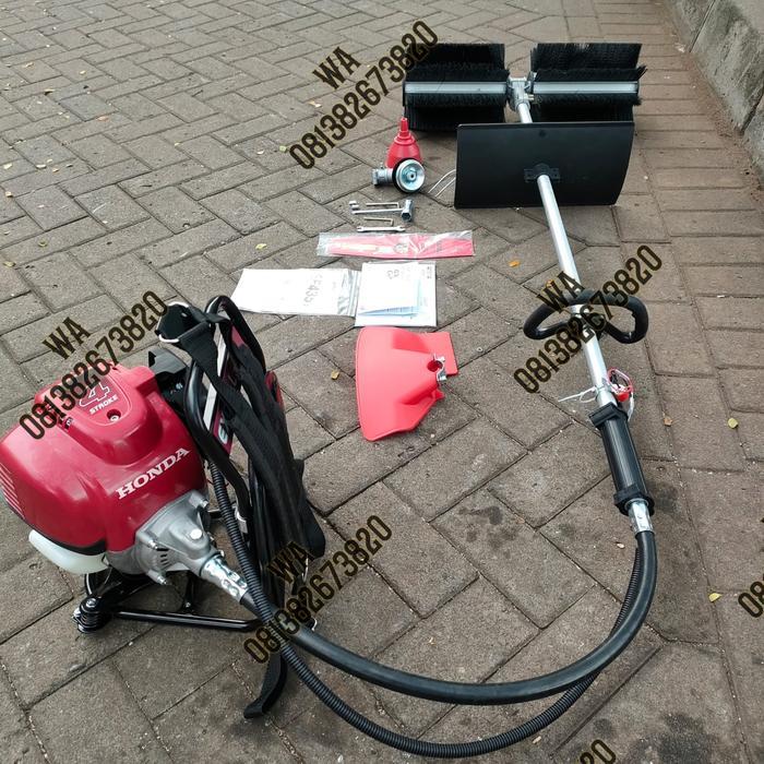 Mesin potong rumput 4 tak merk honda menggunakan mata pisau penyapu