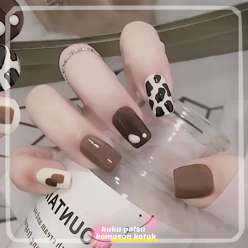Kuku Palsu Pendek Glossy Nude Motif Sapi Hitam dan Aksen Hati