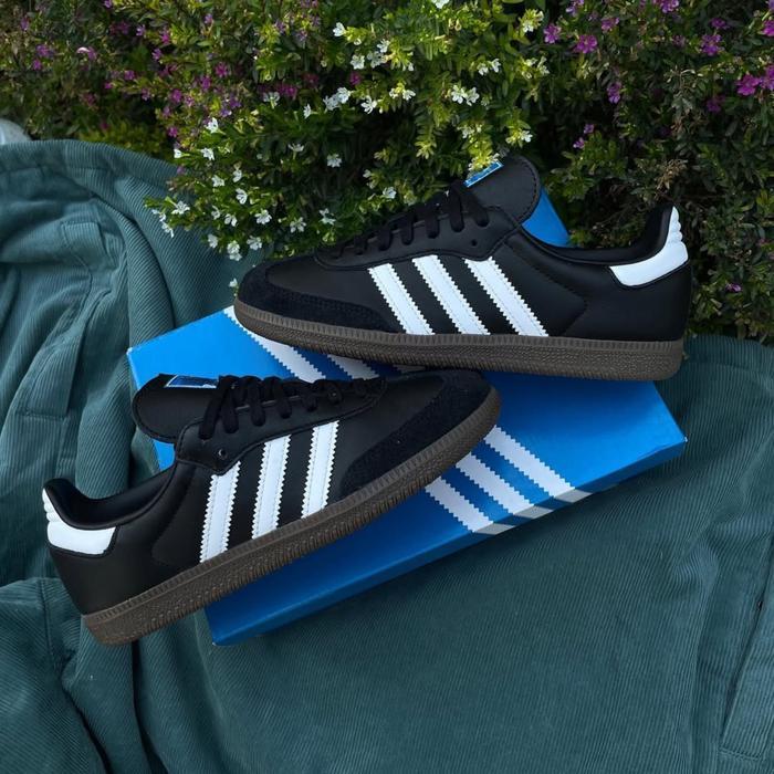 terlaris Sepatu Kasual Hitam Dan Putih Pria Dan Wanita 100% ori