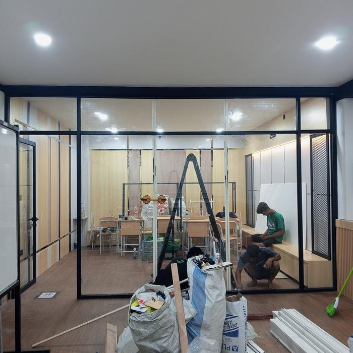 Partisi kaca aluminium Inkalum Black Pintu Pagar