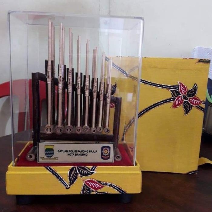 Hiasan dan Pajangan Miniatur Alat Musik Angklung
