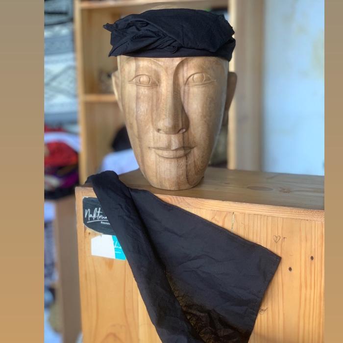 Udeng hitam setengah jadi lembaran