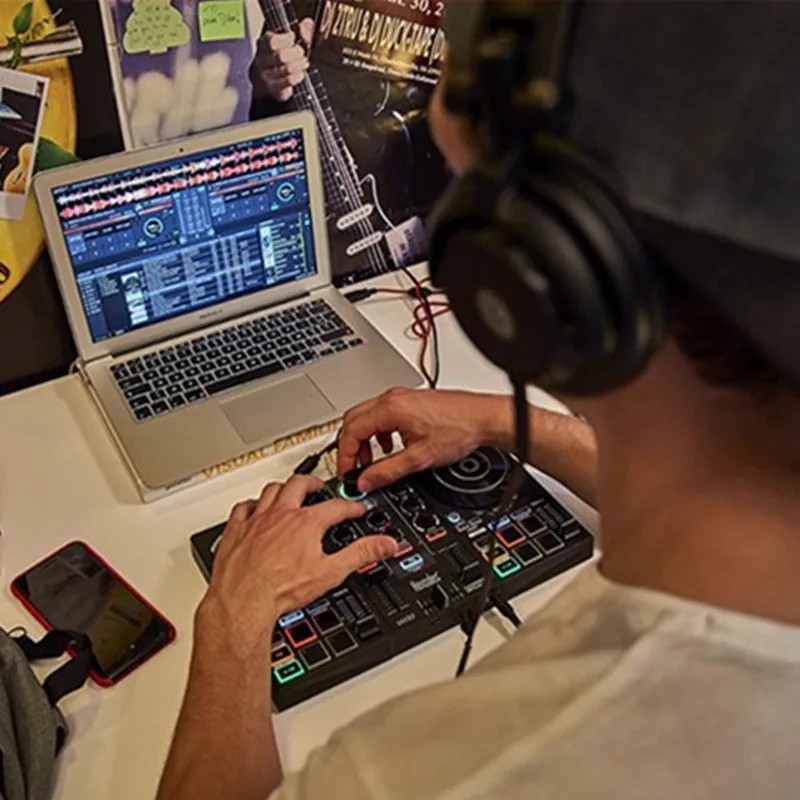 Mini smart DJ Dish Controller entry level portable dj playing processor players with sound card Can