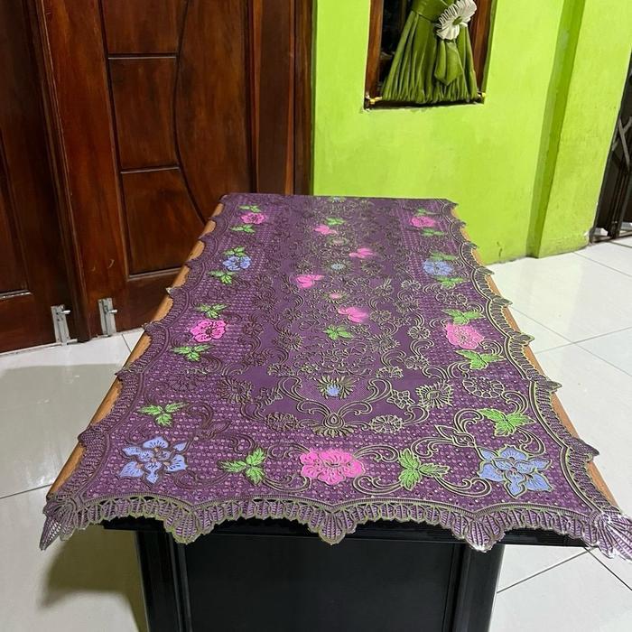 Taplak Meja Tamu Ungu Gold Vinyl 48x110 Tahan Minyak Dekorasi Modern