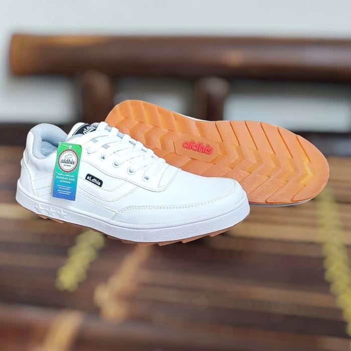 Aerostreet - Sepatu Pria Kasual Sneakers Cowok Original Hitam Putih Buat Gaya Kerja Dan Santai