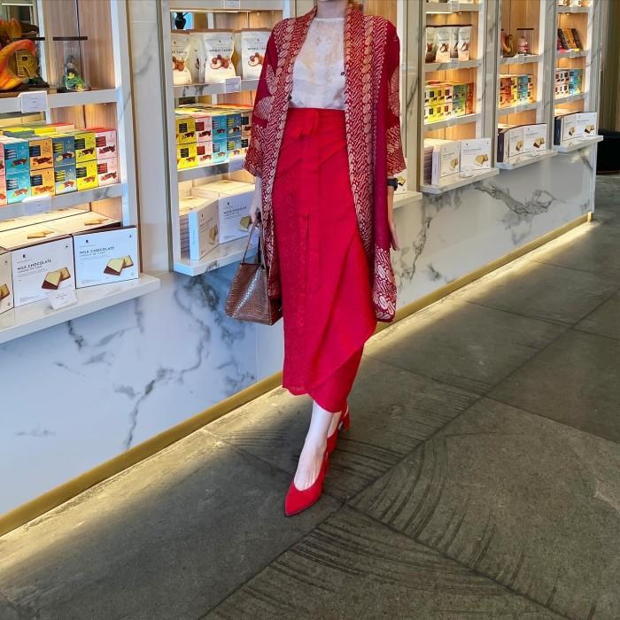 Lausboutique-Outer Button-Red Series-Outer Batik Merah Natal Panjang Wanita Semi Motif Blazer