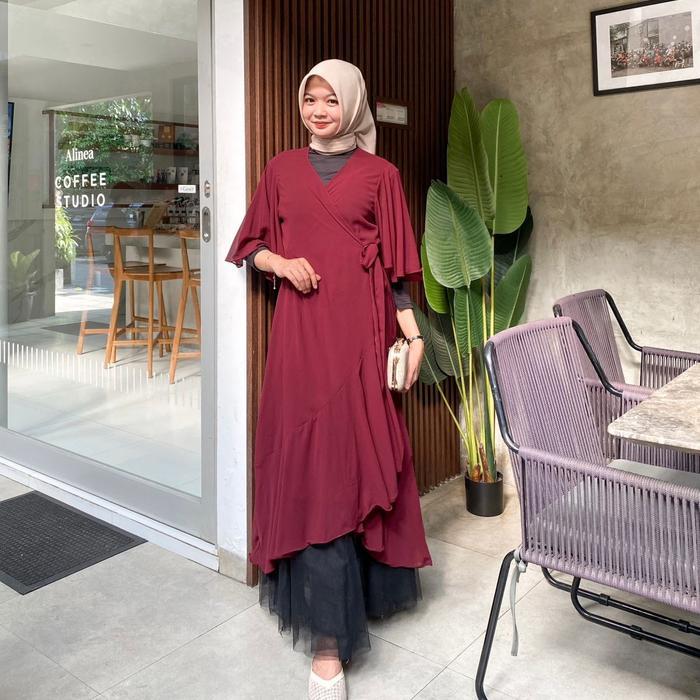 Qome-Gaun Outer Amora Bahan Ceruti Lengan Terompet Baju Pantai Muslim Outer Wanita Panjang Liburan