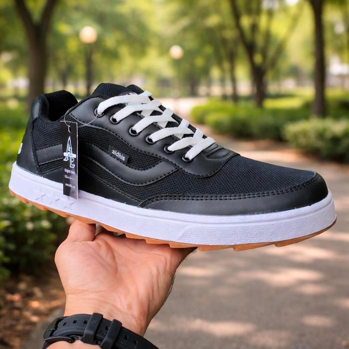 Aerostreet - C210 Sepatu Pria Sneakers Hitam Sol Karet Gum Antislip - Sepatu Casual Cowok Keren