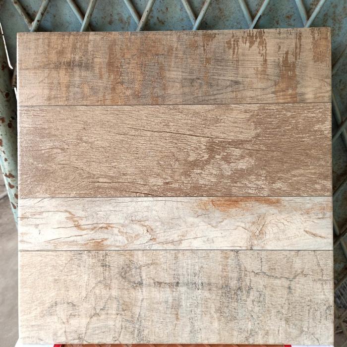 KERAMIK LANTAI TERAS TAMAN 40X40 KASAR URAT KAYU MOTIF PARKIT KAYU