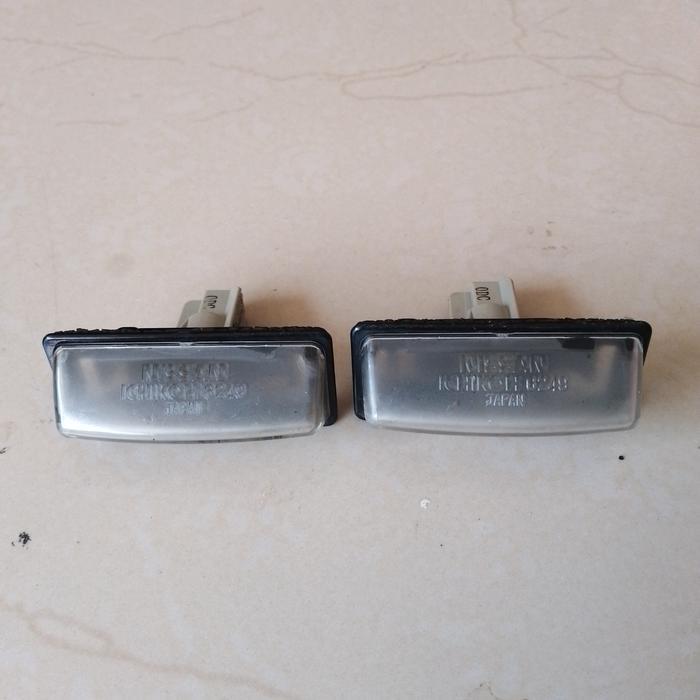 lampu plat nomor belakang Nissan latio