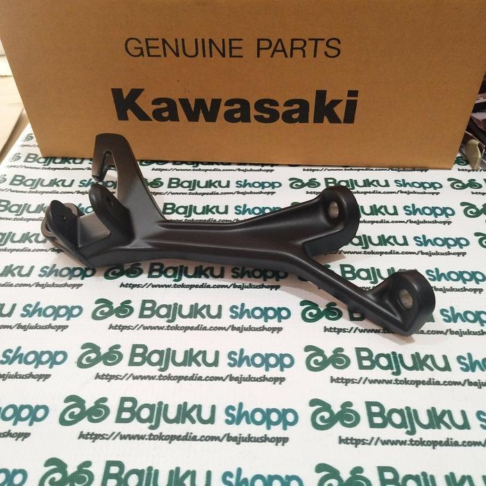 BREKET BRACKET FOOTSTEP STAY STEP BELAKANG KANAN NINJA 250 FI NEW ORI