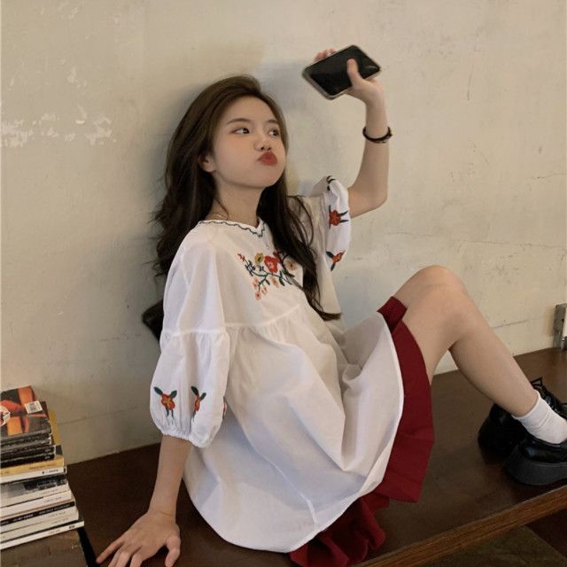 Red Lentera Lengan Boneka Kemeja Wanita Musim Panas 2023 Baru Rasa Desain Industri Berat Bordir Longgar Lengan Pendek Pullover Atasan Kemeja